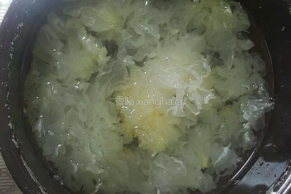 红枣银耳莲子百合汤的做法图解2