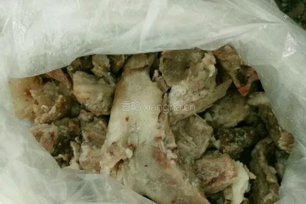 猪头肉肠子炖腊豆腐的做法图解2