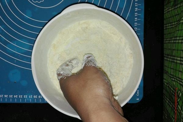 苹果草莓奶酪派的做法图解3