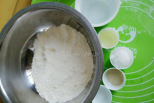 批萨饼皮的制作的做法图解1