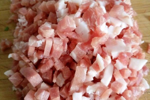 芹菜大肉包子的做法图解1