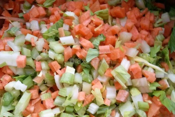 芹菜大肉包子的做法图解2
