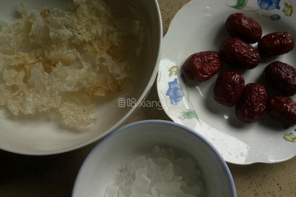 银耳红枣羹的做法图解1