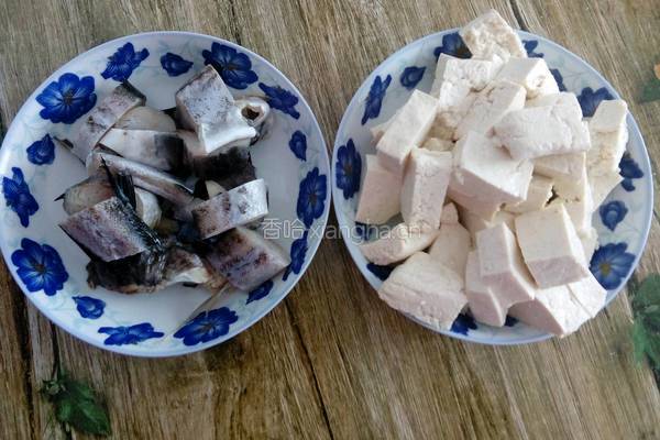 辣酱鳕鱼炖豆腐的做法图解1
