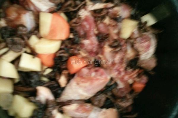 小鸡烧榛子蘑的做法图解2