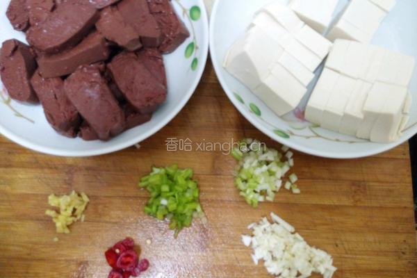 烧双色豆腐的做法图解1