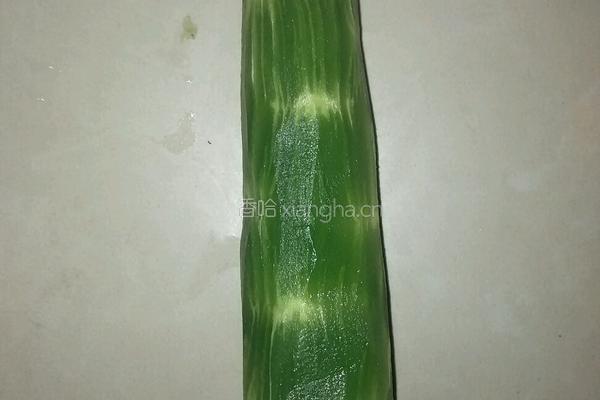 凉拌莴笋片的做法图解1