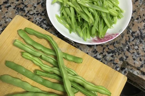 四季豆炒猪肉的做法图解1