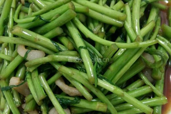 肥肉炒芦蒿的做法图解3