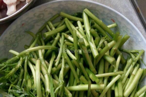 肥肉炒芦蒿的做法图解1