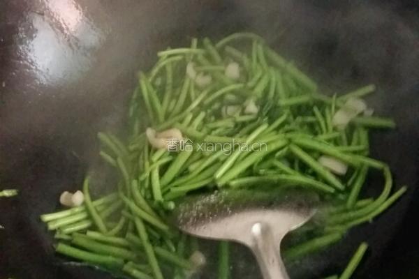 肥肉炒芦蒿的做法图解2