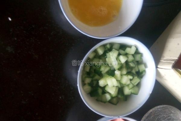 爽口火腿蛋盖饭的做法图解1