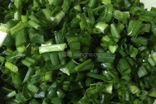 葱虾盒子（参照韭菜盒子起的名）的做法图解1