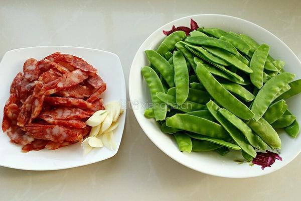 荷兰豆炒腊肠的做法图解1