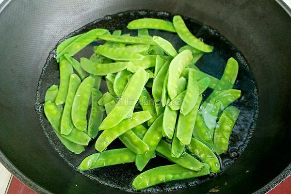 荷兰豆炒腊肠的做法图解2