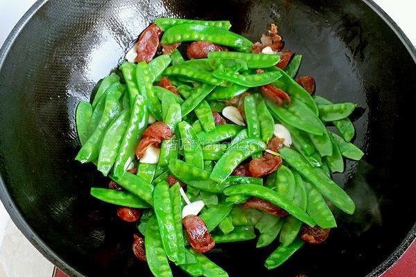 荷兰豆炒腊肠的做法图解4