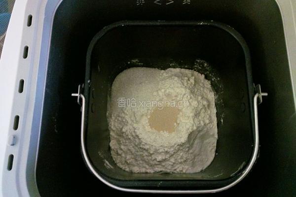 自制披萨饼胚的做法图解1