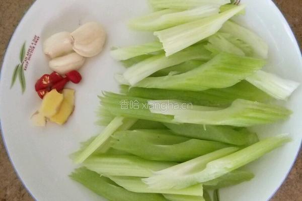 芹菜炒乌贼鱼的做法图解2