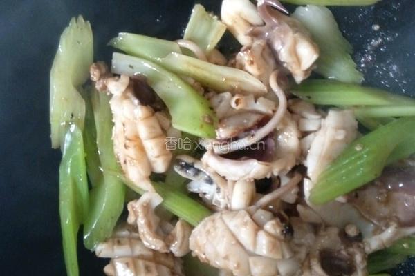 芹菜炒乌贼鱼的做法图解8