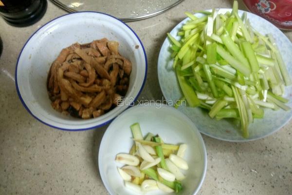 韭黄炒肉丝的做法图解2