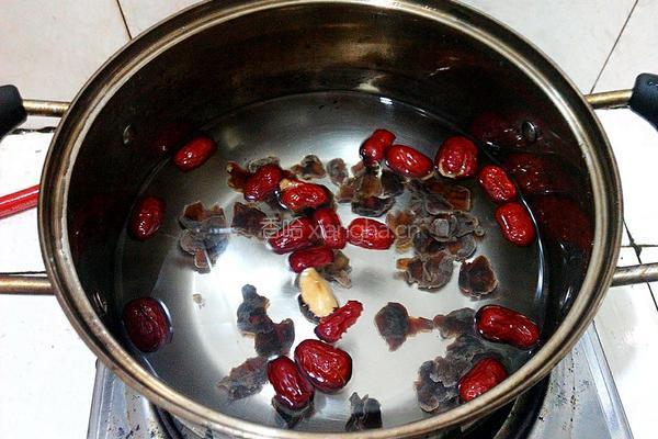 红枣桂圆汤的做法图解3