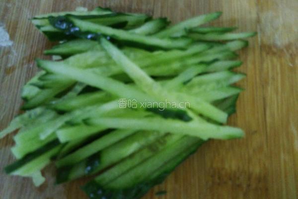 香肠拼皮蛋的做法图解3
