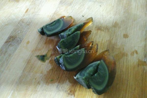 香肠拼皮蛋的做法图解2