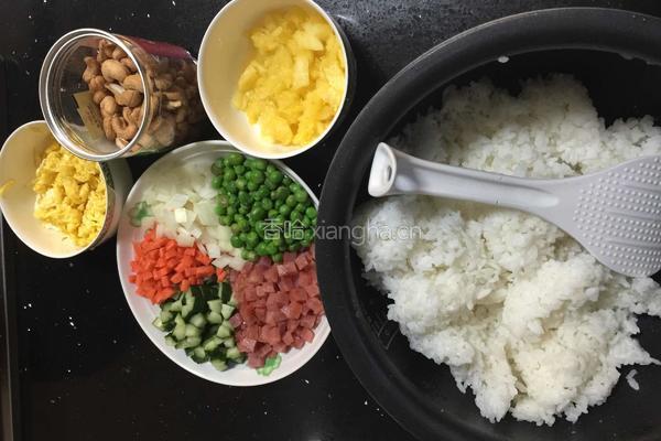 菠萝炒饭的做法图解3