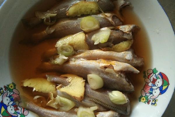酥炸小黄花鱼的做法图解1