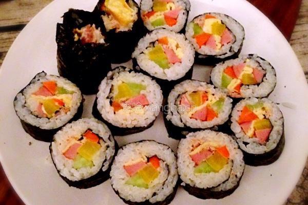金枪鱼紫菜包饭的做法图解3