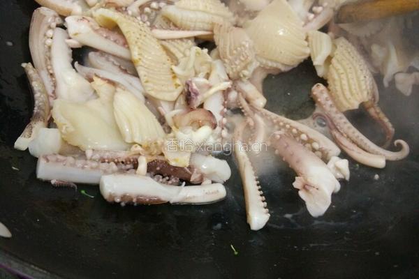 鱿鱼煲仔饭的做法图解2