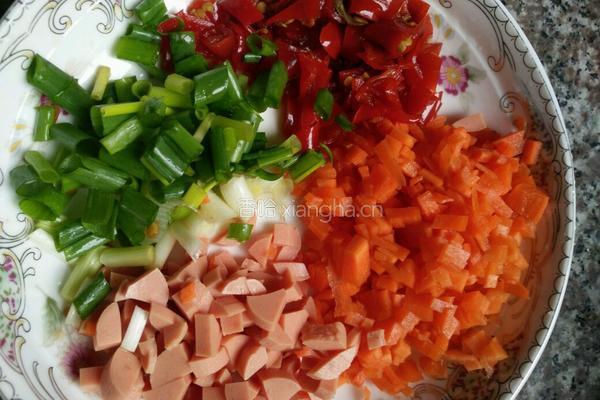 胡萝卜鸡蛋火腿炒饭的做法图解3