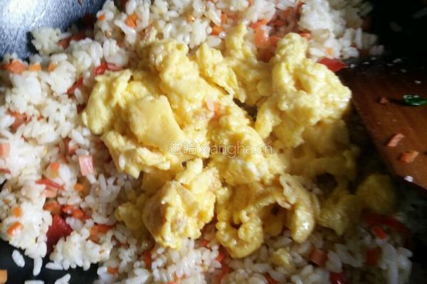 胡萝卜鸡蛋火腿炒饭的做法图解7