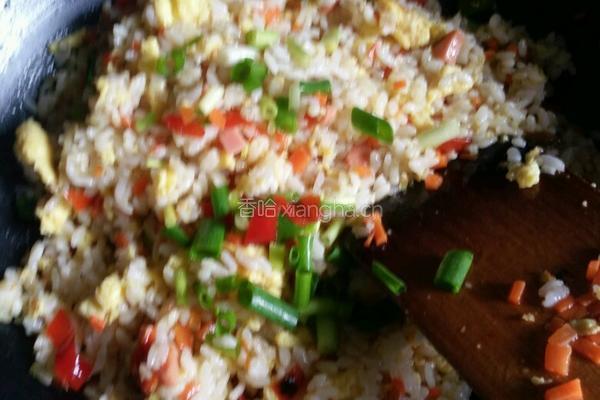 胡萝卜鸡蛋火腿炒饭的做法图解8