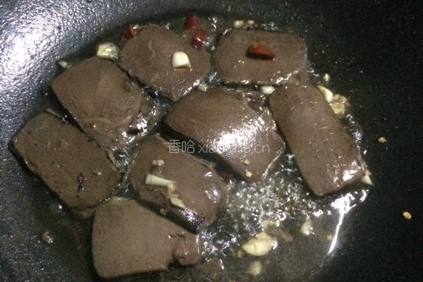 韭菜烩鸭血的做法图解4