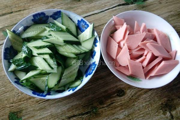 火腿肠炒黄瓜的做法图解2