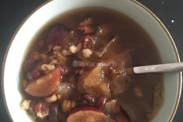 红枣薏米银耳汤的做法图解1