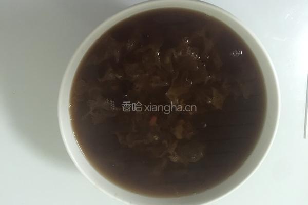 红枣薏米银耳汤的做法图解3