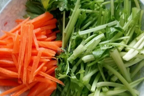 芹菜炒胡萝卜的做法图解1