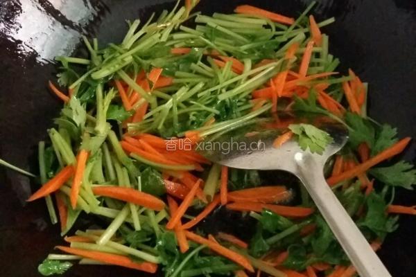 芹菜炒胡萝卜的做法图解2