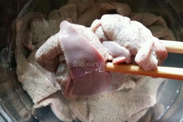 猪肝菠菜汤的做法图解2