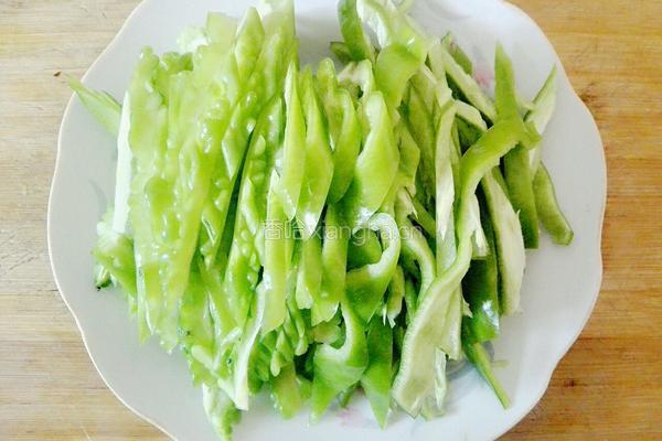 青椒炒苦瓜的做法图解2