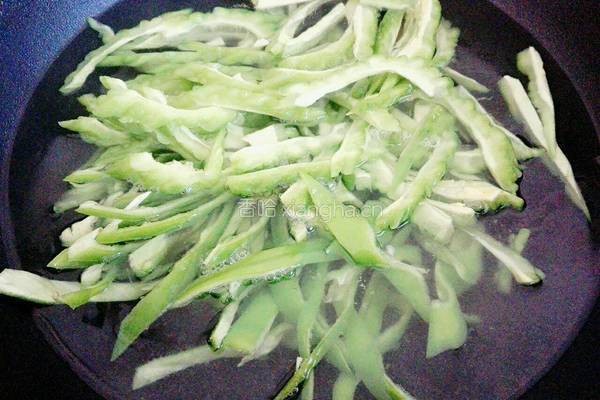 青椒炒苦瓜的做法图解3