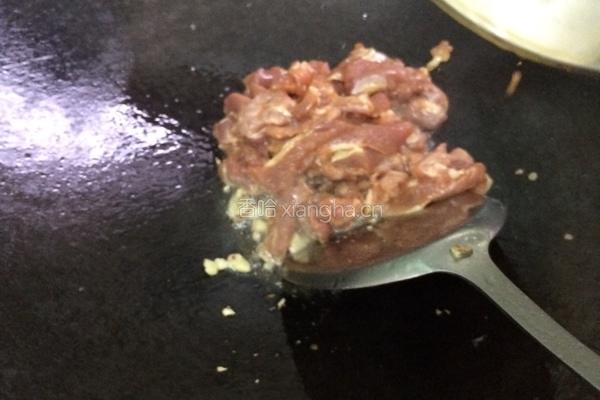 瘦肉炒草菇的做法图解4