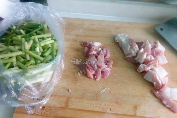 五花肉炒蒜苔的做法图解1