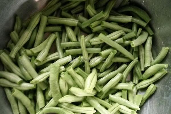 干煸豆角的做法图解1