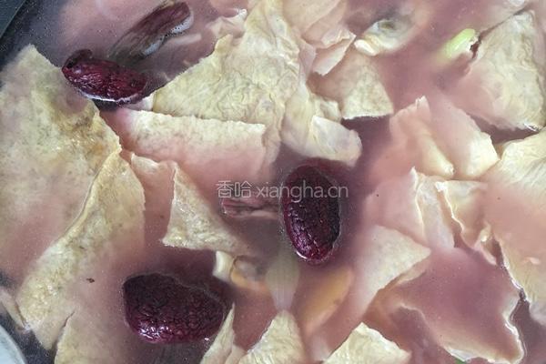 三鲜红菇腐竹汤的做法图解2
