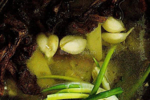 野蘑菇鲫鱼豆腐汤的做法图解6