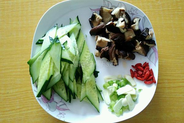 香菇瓜片滑蛋的做法图解1