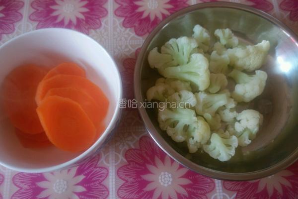 胡萝卜炒菜花的做法图解1